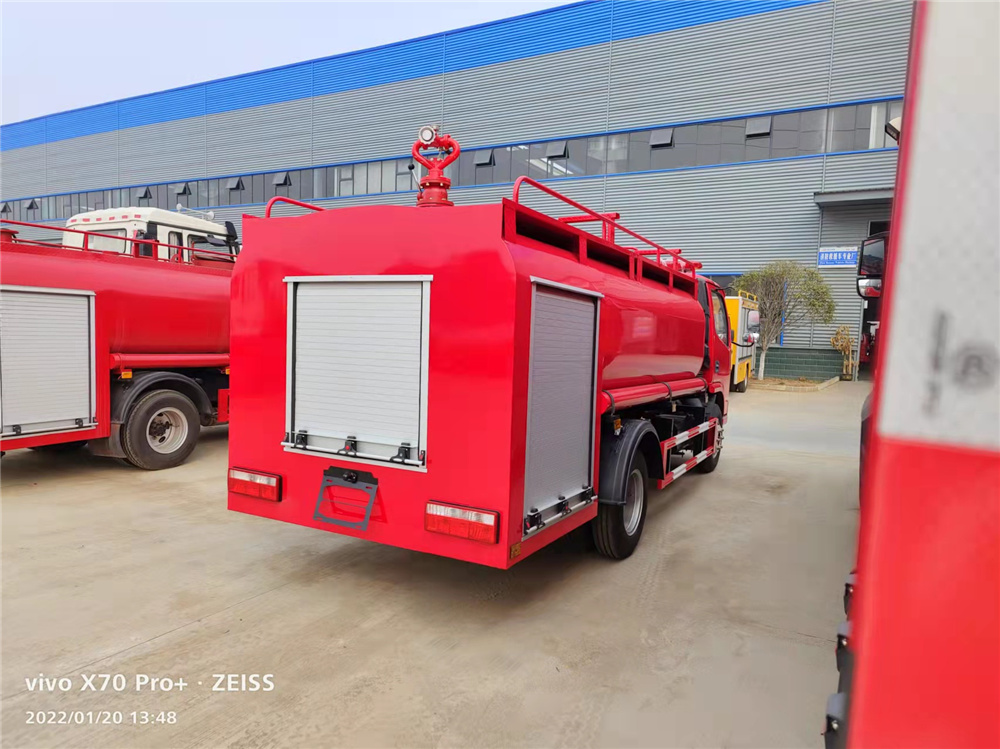 东风多利卡消防洒水车8吨出口型图片4